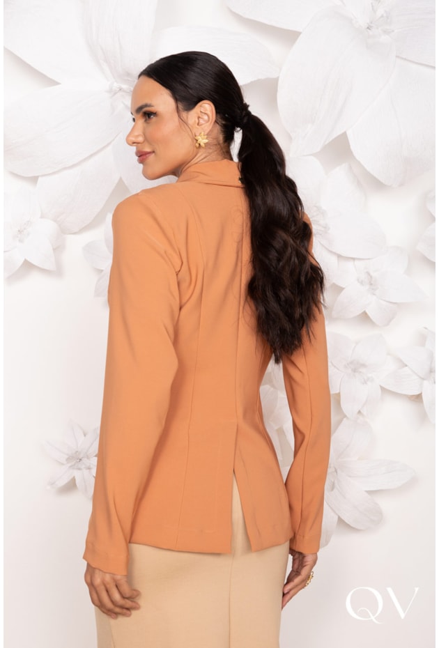 BLAZER EM ALFAIATARIA ALONGADO CARAMELO - LEKAZIS BLAZER EM ALFAIATARIA ALONGADO CARAMELO - LEKAZIS