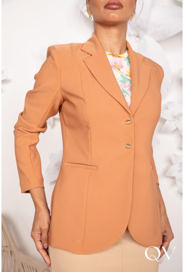 BLAZER EM ALFAIATARIA ALONGADO CARAMELO - LEKAZIS BLAZER EM ALFAIATARIA ALONGADO CARAMELO - LEKAZIS
