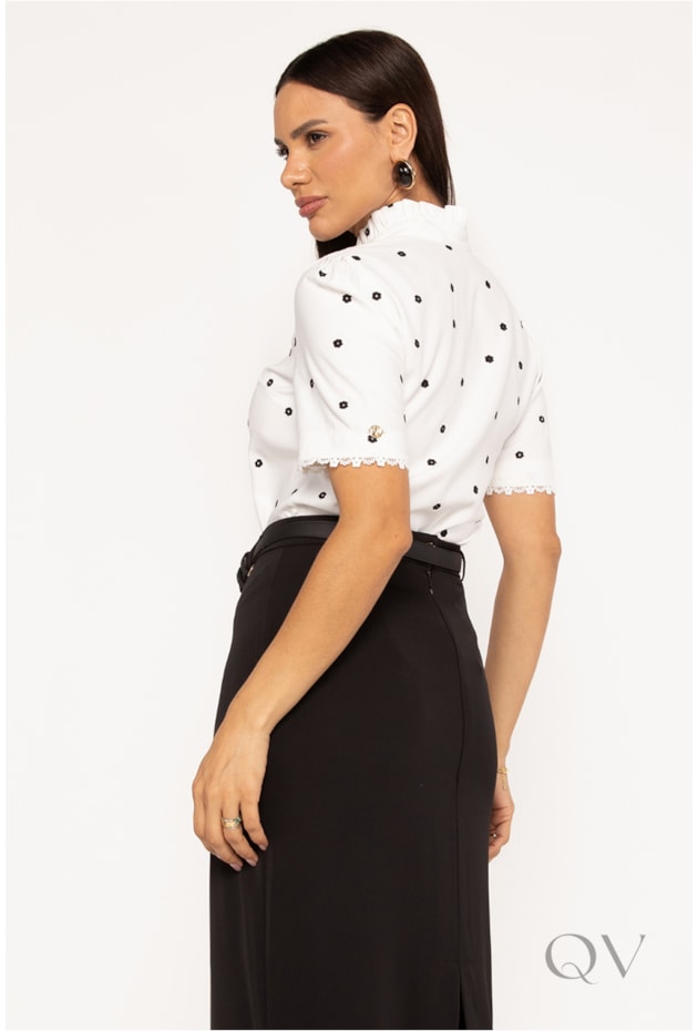 BLUSA BORDADA EM MINI FLORES EM ALFAIATARIA OFF WHITE - LEKAZIS