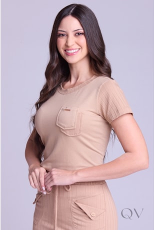 BLUSA CANELADA COM BOLSO FRONTAL EM MOLETINHO LEVE BEGE MÉDIO - HAPUK