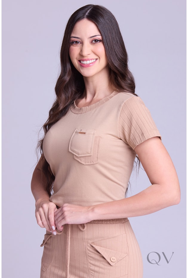 BLUSA CANELADA COM BOLSO FRONTAL EM MOLETINHO LEVE BEGE MÉDIO - HAPUK
