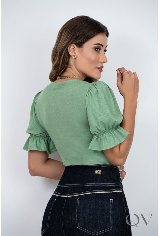 BLUSA COM BORDADO EM PÉROLAS E DETALHE TORCIDO VERDE - VIA TOLENTINO