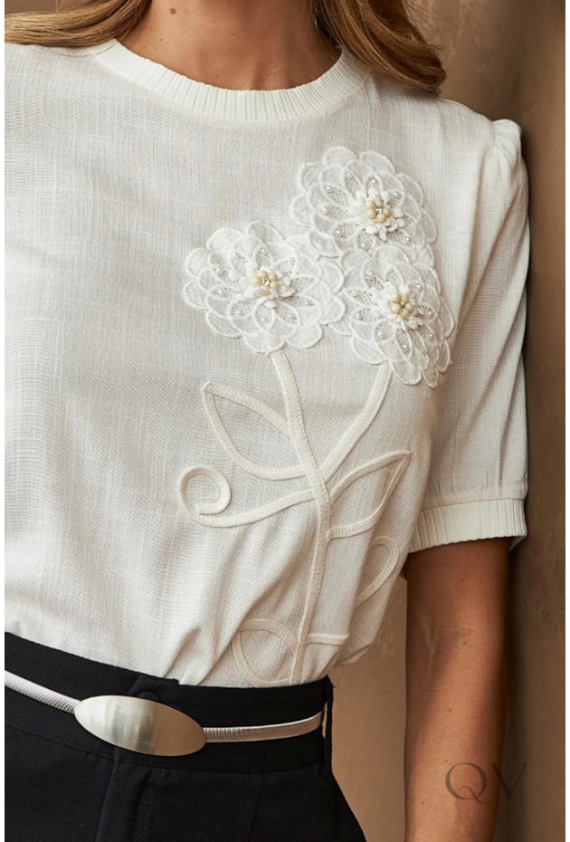 BLUSA COM BORDADO MANUAL DE FLOR EM VISCOSE OFF WHITE - ARTSY