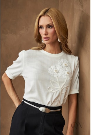 BLUSA COM BORDADO MANUAL DE FLOR EM VISCOSE OFF WHITE - ARTSY