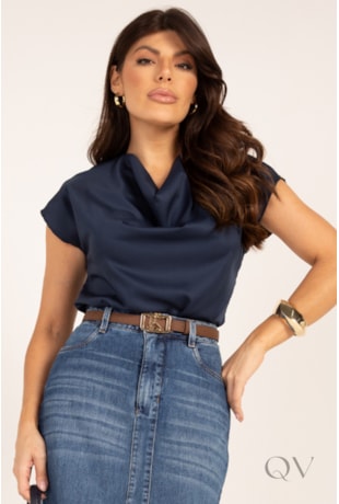 BLUSA COM DECOTE DEGAGÊ EM TRICOLINE ACETINADO MARINHO - LEKAZIS