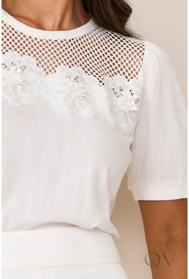 BLUSA COM DETALHE DE FLOR EM VISCOSE OFF WHITE - ARTSY