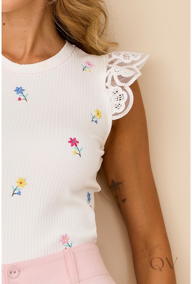 BLUSA COM ESTAMPA DE FLOR EM VISCOSE OFF WHITE - ARTSY