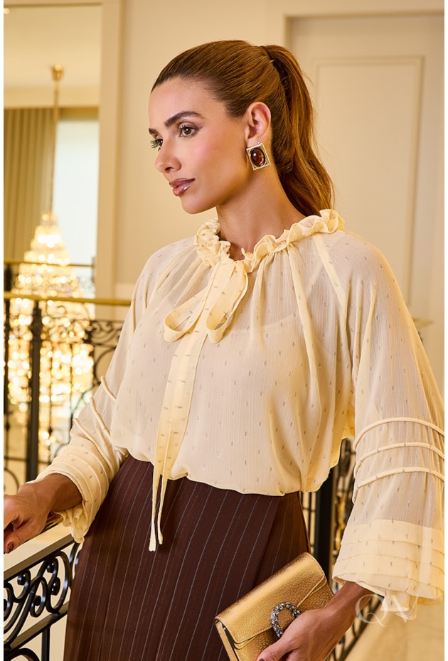 BLUSA COM FRUFRUS EM CHIFFON YORIO MANTEIGA - LUZIA FAZZOLLI