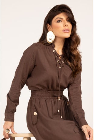 BLUSA COM ILHÓS E AMARRAÇÃO EM VISCOLINHO MARROM - LEKAZIS