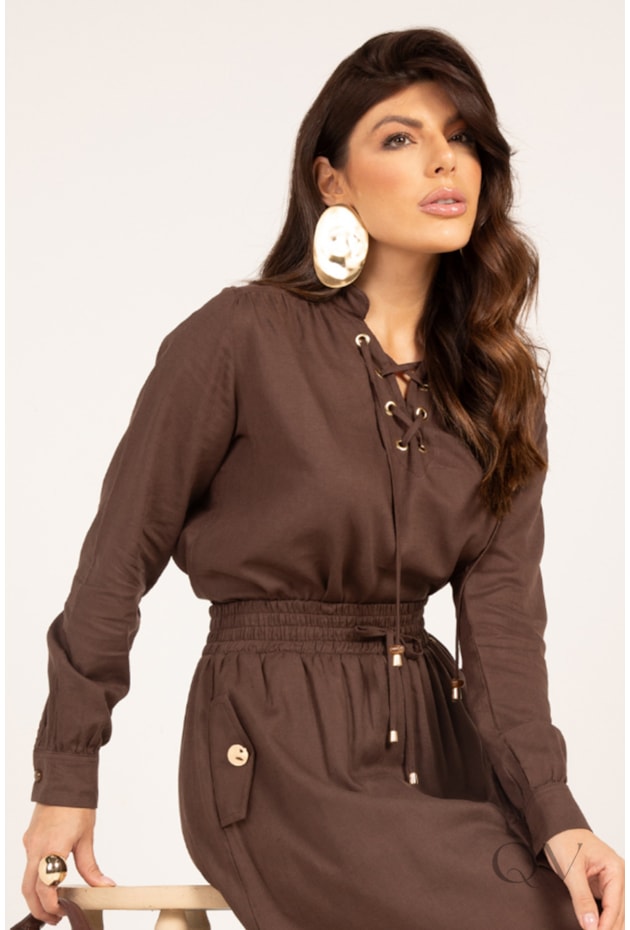 BLUSA COM ILHÓS E AMARRAÇÃO EM VISCOLINHO MARROM - LEKAZIS