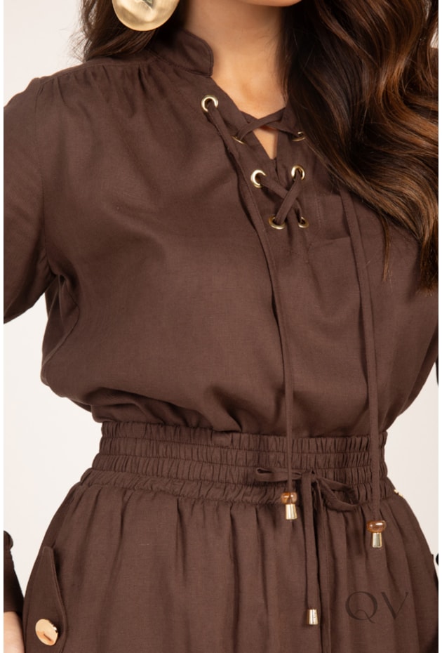 BLUSA COM ILHÓS E AMARRAÇÃO EM VISCOLINHO MARROM - LEKAZIS