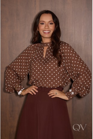 BLUSA COM MANGAS BUFANTES EM MUSSELINE MARROM COM POÁS - JANY PIM