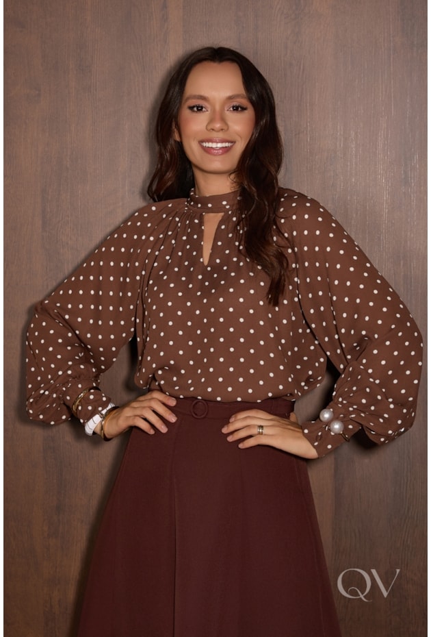 BLUSA COM MANGAS BUFANTES EM MUSSELINE MARROM COM POÁS - JANY PIM