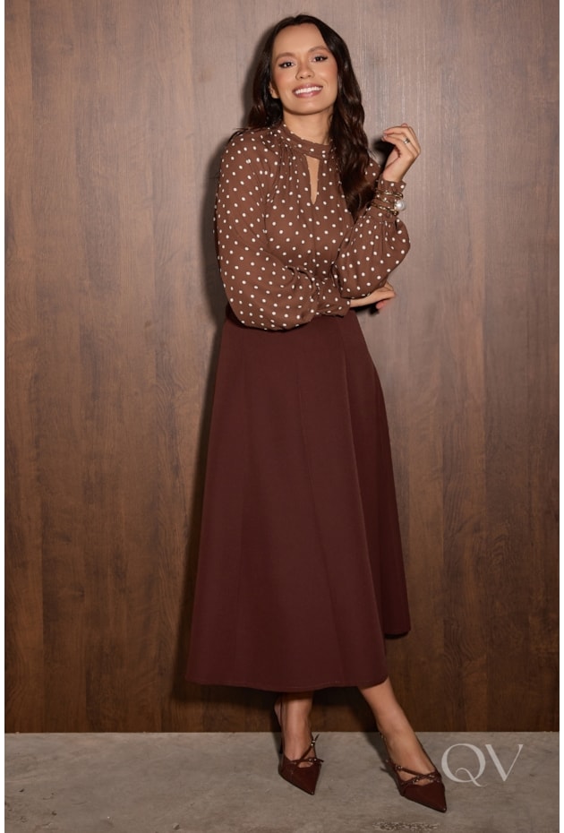 BLUSA COM MANGAS BUFANTES EM MUSSELINE MARROM COM POÁS - JANY PIM