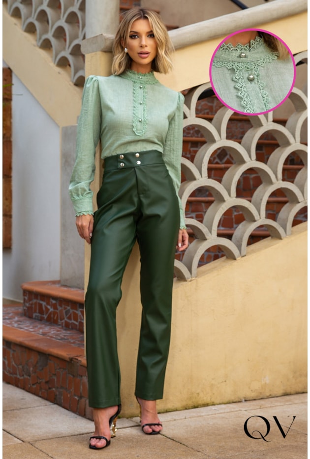 BLUSA COM RENDA E BOTÕES PÉROLA VERDE - EVA BELLA BLUSA COM RENDA E BOTÕES PÉROLA VERDE - EVA BELLA