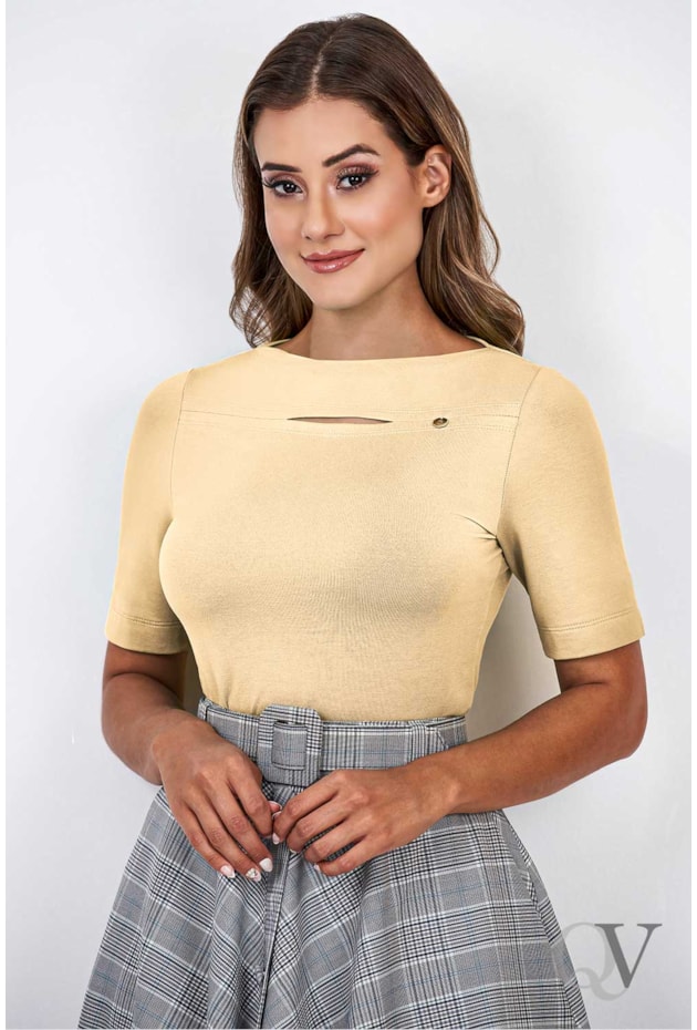 BLUSA DECOTE FECHADO E ABERTURA FRONTAL BEGE - VIA TOLENTINO BLUSA DECOTE FECHADO E ABERTURA FRONTAL BEGE - VIA TOLENTINO