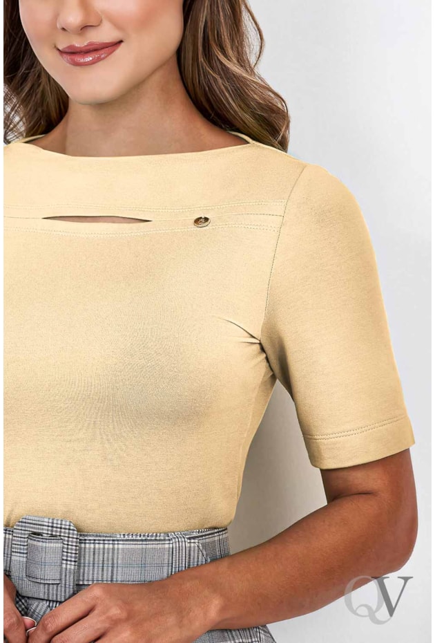 BLUSA DECOTE FECHADO E ABERTURA FRONTAL BEGE - VIA TOLENTINO BLUSA DECOTE FECHADO E ABERTURA FRONTAL BEGE - VIA TOLENTINO