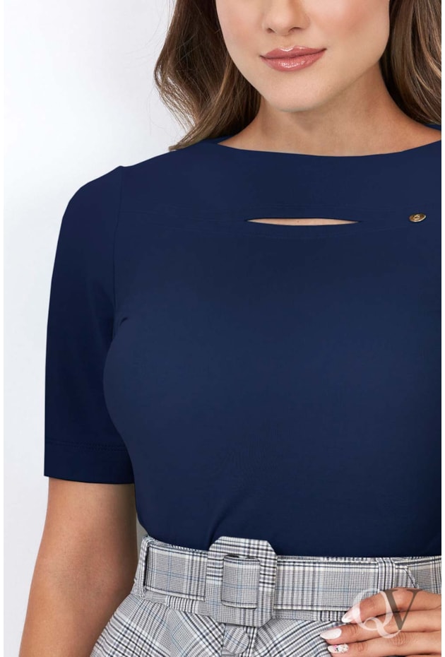 BLUSA DECOTE FECHADO E ABERTURA FRONTAL MARINHO - VIA TOLENTINO BLUSA DECOTE FECHADO E ABERTURA FRONTAL MARINHO - VIA TOLENTINO