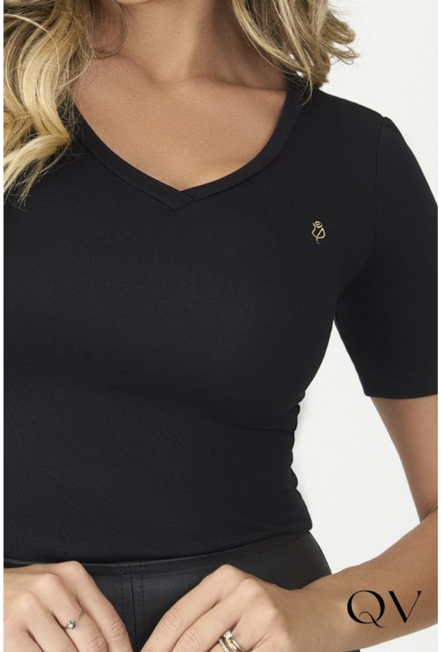 BLUSA EM MALHA DECOTE V PRETO - VIA TOLENTINO BLUSA EM MALHA DECOTE V PRETO - VIA TOLENTINO