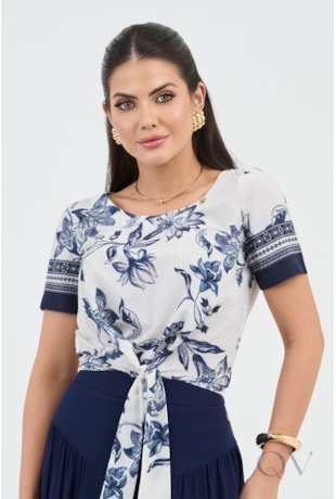 Produto BLUSA ESTAMPADA EM PLANO COM AMARRAÇÃO AZUL MARINHO - VIA TOLENTINO