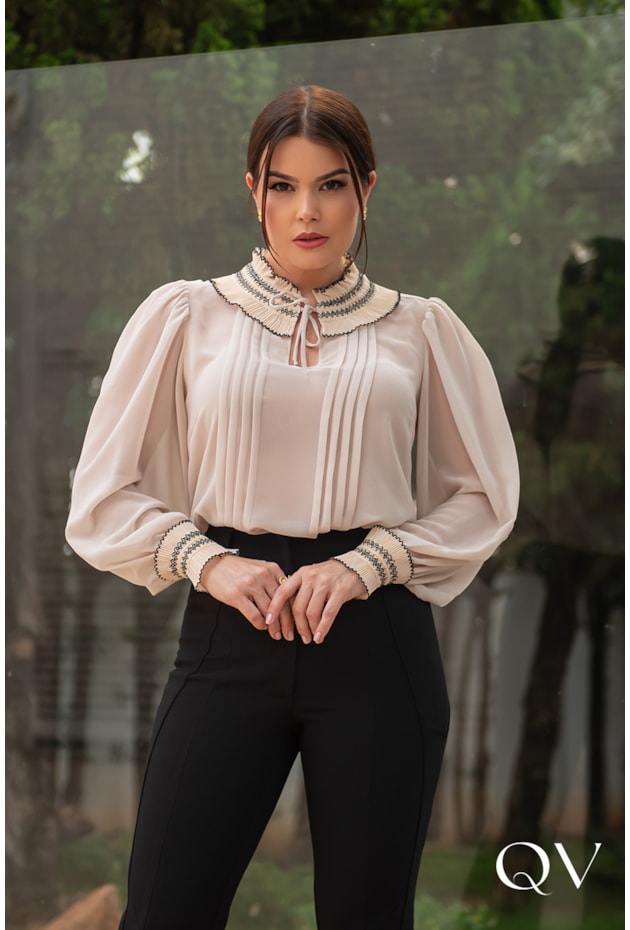 BLUSA GOLA PLISSADA COM AMARRAÇÃO BEGE - LUZIA FAZZOLLI BLUSA GOLA PLISSADA COM AMARRAÇÃO BEGE - LUZIA FAZZOLLI