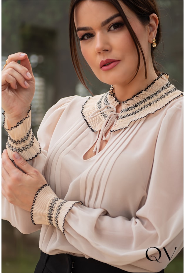 BLUSA GOLA PLISSADA COM AMARRAÇÃO BEGE - LUZIA FAZZOLLI BLUSA GOLA PLISSADA COM AMARRAÇÃO BEGE - LUZIA FAZZOLLI
