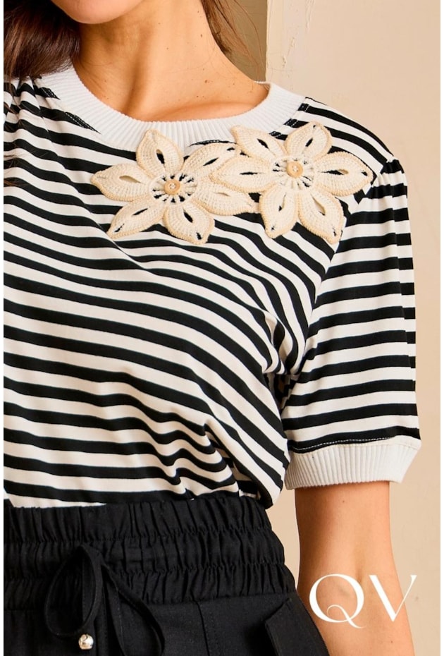 BLUSA LISTRADA COM DETALHE FLORAL EM PRETO E BRANCO - ARTSY