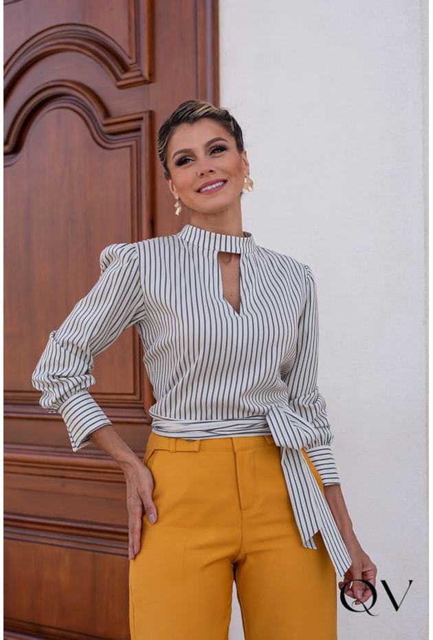 BLUSA LISTRADA DECOTE COM ABERTURA PRETO - EVA BELLA BLUSA LISTRADA DECOTE COM ABERTURA PRETO - EVA BELLA