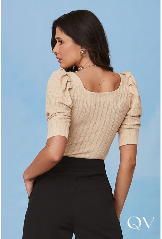 BLUSA MALHA CANELADA DECOTE QUADRADO BEGE - LUZIA FAZZOLLI BLUSA MALHA CANELADA DECOTE QUADRADO BEGE - LUZIA FAZZOLLI