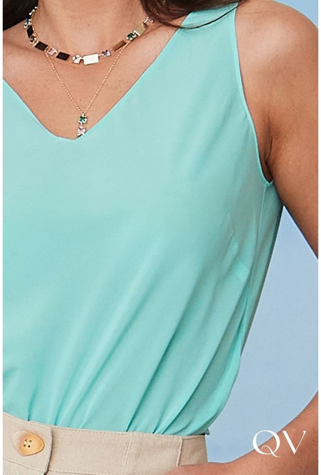 Blusa verde social feminina: modelo vestindo uma blusa de crepe decote  triângulo.