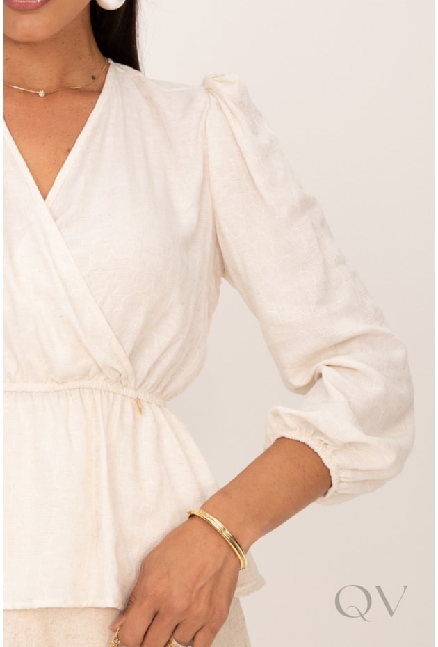 BLUSA TRANSPASSADA COM BABADO EM JACQUARD FLORAL OFF WHITE - LEKAZIS