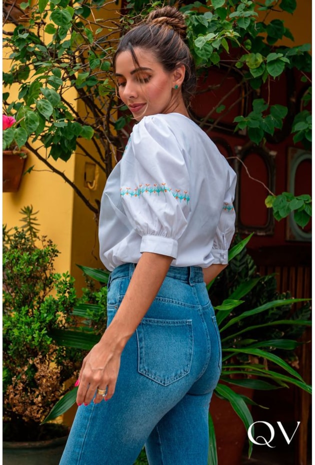 BLUSA TRICOLINE COM BORDADO BRANCO - LUZIA FAZZOLLI BLUSA TRICOLINE COM BORDADO BRANCO - LUZIA FAZZOLLI
