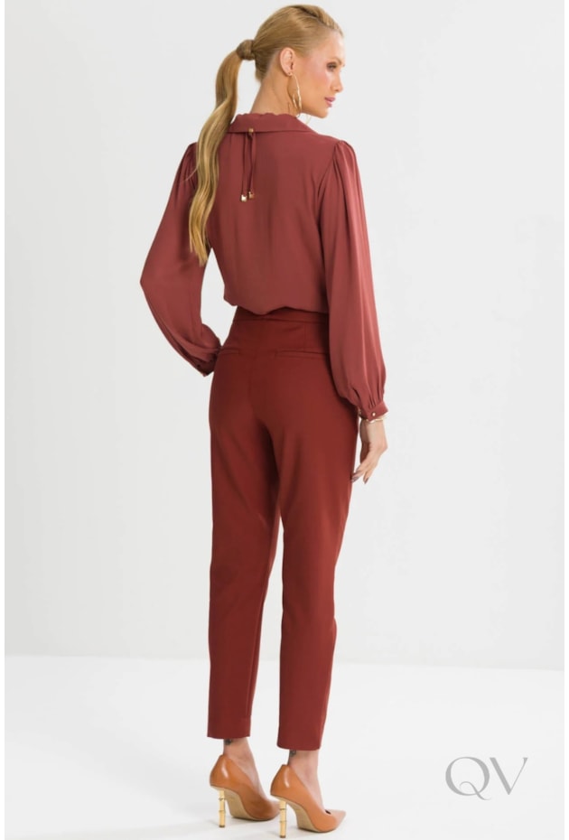 CALÇA AJUSTADA EM ALFAIATARIA MARROM PECAN - TLIC RIO