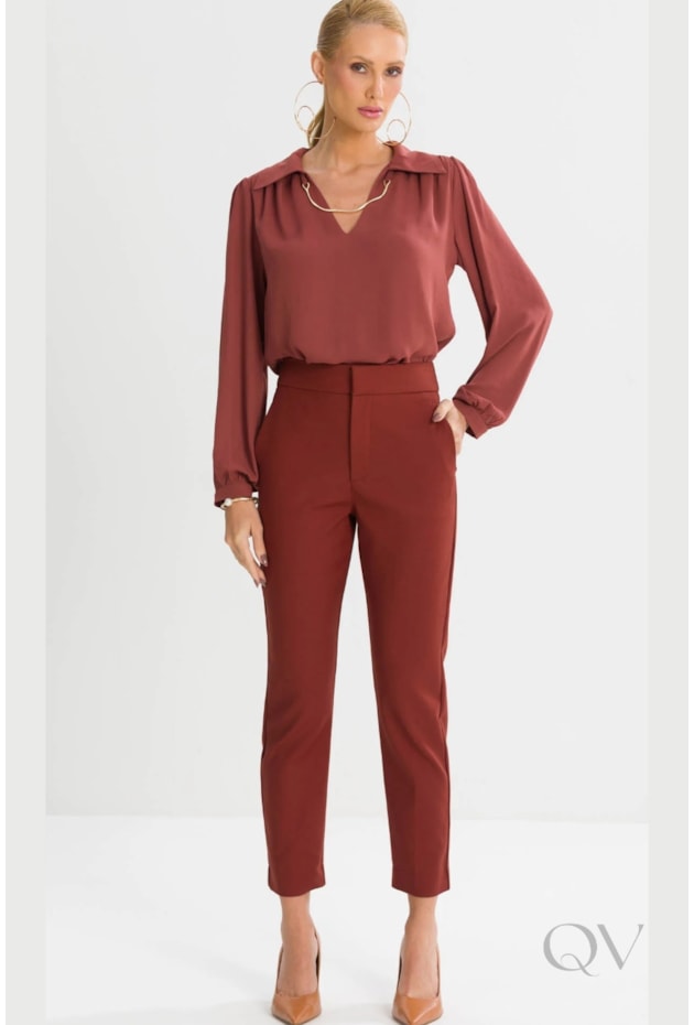 CALÇA AJUSTADA EM ALFAIATARIA MARROM PECAN - TLIC RIO