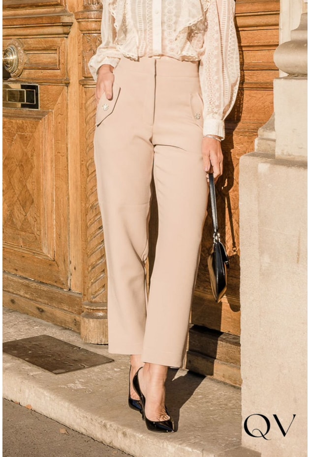 CALÇA ALFAIATARIA COM BOLSOS UTILITÁRIOS BEGE - LUZIA FAZZOLLI CALÇA ALFAIATARIA COM BOLSOS UTILITÁRIOS BEGE - LUZIA FAZZOLLI