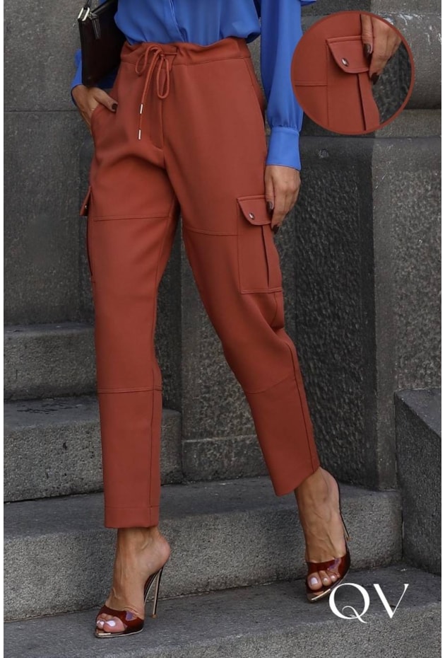 CALÇA EM ALFAIATARIA BOLSOS CARGO MARROM - LUZIA FAZZOLLI CALÇA EM ALFAIATARIA BOLSOS CARGO MARROM - LUZIA FAZZOLLI
