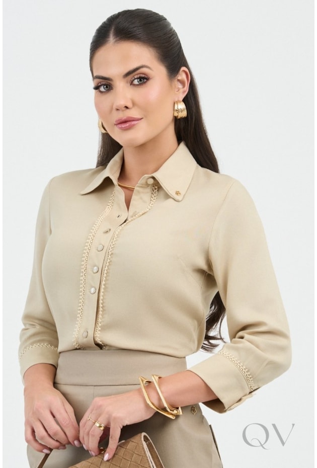 CAMISA COM GUIPIR EM TECIDO PLANO BEGE - VIA TOLENTINO