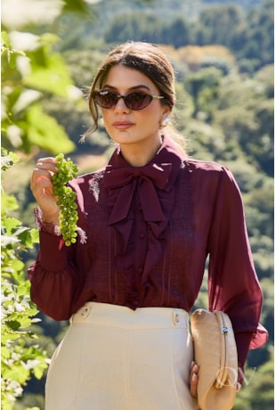 CAMISA COM RENDA CHANTILLY EM CHIFFON UVA - LUZIA FAZZOLLI