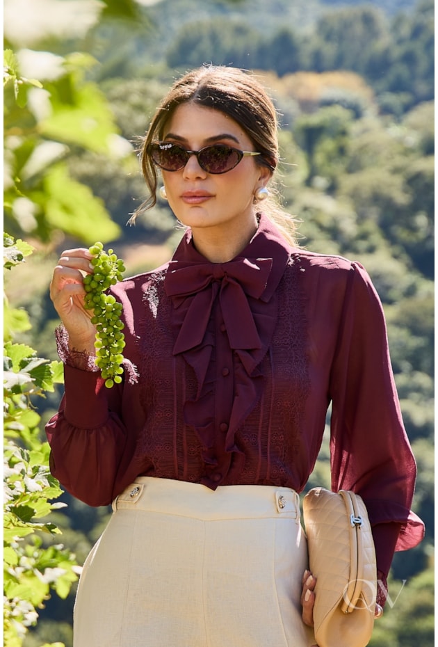 CAMISA COM RENDA CHANTILLY EM CHIFFON UVA - LUZIA FAZZOLLI