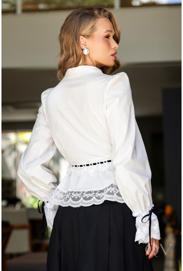 CAMISA COM RENDA E GUIPIR COM PEPLUM EM TRICOLINE OFF WHITE - DOCE MARIA