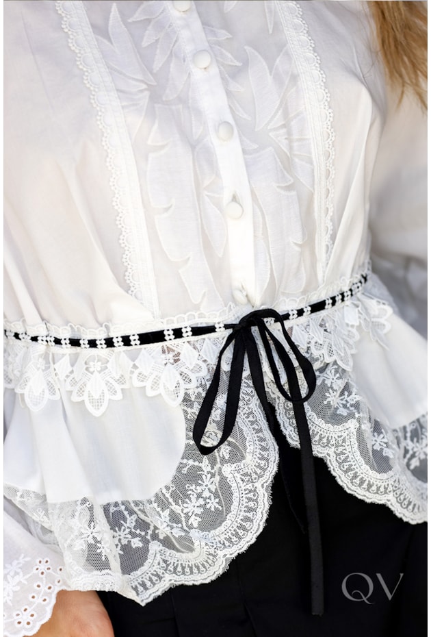 CAMISA COM RENDA E GUIPIR COM PEPLUM EM TRICOLINE OFF WHITE - DOCE MARIA
