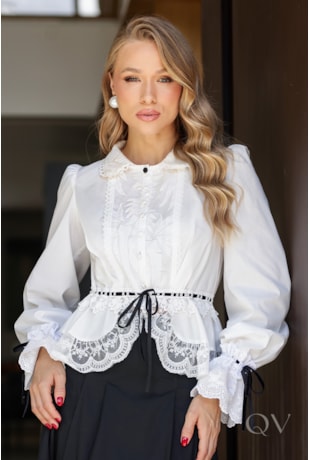 CAMISA COM RENDA E GUIPIR COM PEPLUM EM TRICOLINE OFF WHITE - DOCE MARIA