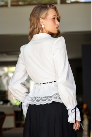 CAMISA COM RENDA E GUIPIR COM PEPLUM EM TRICOLINE OFF WHITE - DOCE MARIA