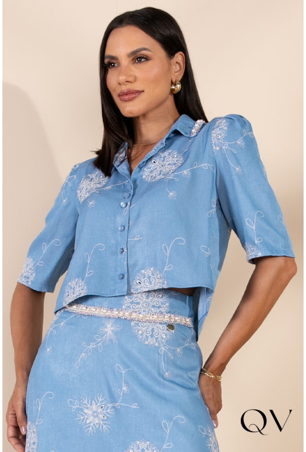 CAMISA CROPPED BORDADA AZUL JEANS - LEKAZIS CAMISA CROPPED BORDADA AZUL JEANS - LEKAZIS