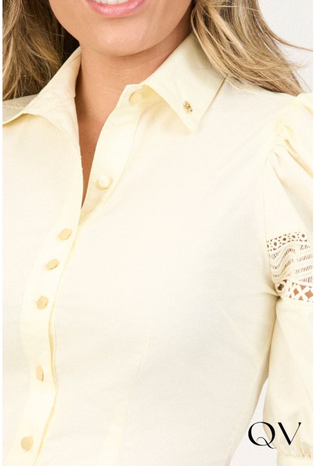 CAMISA EM TRICOLINE COM ENTREMEIOS AMARELA - VIA TOLENTINO CAMISA EM TRICOLINE COM ENTREMEIOS AMARELA - VIA TOLENTINO