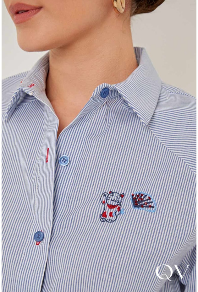 CAMISA EM TRICOLINE FIO TINTO BORDADO LISTRADO - LINDA DE MORRER CAMISA EM TRICOLINE FIO TINTO BORDADO LISTRADO - LINDA DE MORRER