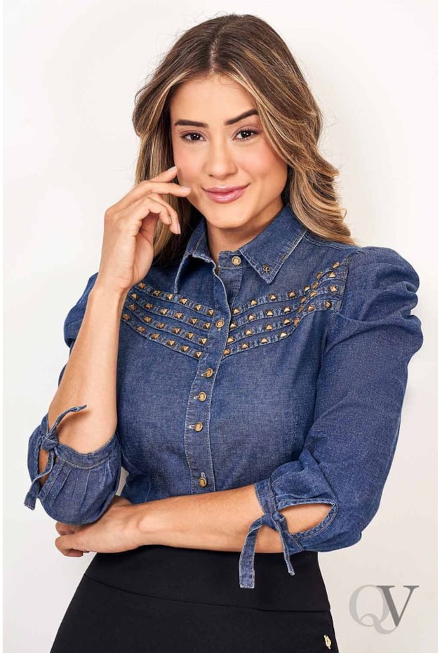 CAMISA JEANS COM APLICAÇÃO - VIA TOLENTINO CAMISA JEANS COM APLICAÇÃO - VIA TOLENTINO