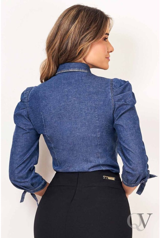 CAMISA JEANS COM APLICAÇÃO - VIA TOLENTINO CAMISA JEANS COM APLICAÇÃO - VIA TOLENTINO