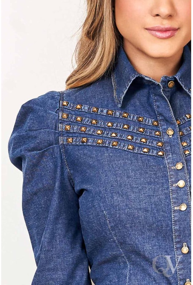 CAMISA JEANS COM APLICAÇÃO - VIA TOLENTINO CAMISA JEANS COM APLICAÇÃO - VIA TOLENTINO
