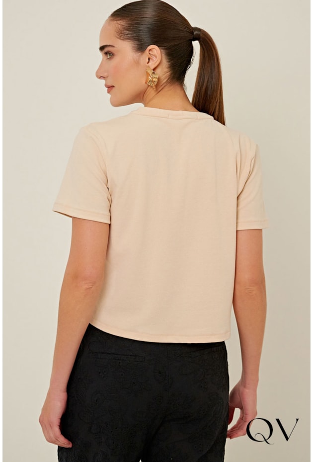 CAMISETA EM MALHA COM SILK BORDADO CRU - LINDA DE MORRER CAMISETA EM MALHA COM SILK BORDADO CRU - LINDA DE MORRER